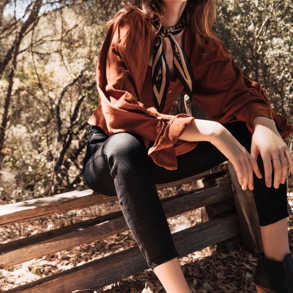 ⤵️ 2 left!! Black Distressed Cropped Jeans - Picture 4 of 8